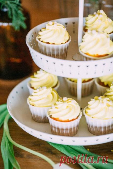 Съемка в стиле кантри, наполненная природными мотивами и нежным изяществом - деревянный амбар, овечки и яркие, словно маленькие солнышки, цветки мимозы. Фотограф: Юлия Понтатуева Декор и флористика: ДЕЛО ЦВЕТОЧНОЕ Организатор: Сказка Project Видео: Максим Кабанов и SEE YA Стилист: Татьяна Томашевская Платья: Dream-dress и Moda-top Сладости и торты: Tiramisu и FreshOnBar Полиграфия: Fotoramki.spb Мужской костюм: Franco Bellini Вся серия: