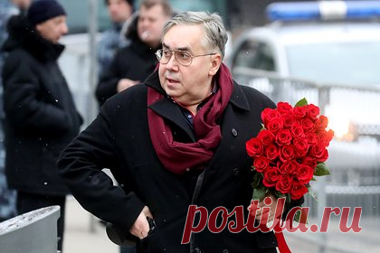 Актер Садальский оказался в больнице и рассказал о «плохих» венах. Актер театра и кино, радиоведущий, заслуженный артист РСФСР Станислав Садальский оказался в больнице, куда он отправился на плановое обследование. Садальский рассказал, что страдает от «плохих» вен на руках, в связи с чем такие процедуры, как укол в вену или капельница становятся проблемой.