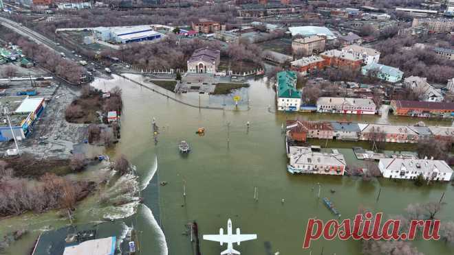 Попытки засыпать прорванную дамбу в Орске оказались бесполезными. Мэр города Орск Оренбургской области Василий Козупица сообщил в Telegram-канале, что попытки засыпать прорванную дамбу оказались бесполезными. Как рассказал градоначальник, в настоящее время власти просчитывают возможности ускорить отвод ...