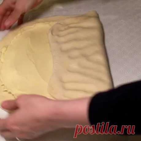 По бесконечным и бесконечным и бесконечным просьбам слоёное бездрожжевое тесто, сняла для начала самый старый бабушкин вариант... скоро сниму для вас вариант по легче...
500  гр муки примерно мука бывает тоже разной, смотрите на эластичность теста ⚠️, 400 гр сл масла (не маргарин), 1 ст.л уксуса 8-9%, 100 мл воды, 0,5 ст.л соли, 2 яйца. Перемешать воду, соль, яйца, муку и замесить мягкое эластичное тесто, и дать отдохнуть, взять масло комнатной температуры и хорошо перемеш...