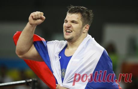 Сергей Семенов.  © AP Photo/Markus Schreiber. 
РИО-ДЕ-ЖАНЕЙРО, 16 августа. /ТАСС/. Российский борец греко-римского стиля Сергей Семенов завоевал бронзовую медаль Олимпийских игр 2016 года в весовой категории до 130 кг. В поединке за третье место 21-летний россиянин победил эстонца Хейки Наби со счетом 6:0. Подробнее на ТАСС: https://tass.ru/sport/3541017  |  ТАСС: Спорт - Борец греко-римского стиля Сергей Семенов завоевал бронзу ОИ