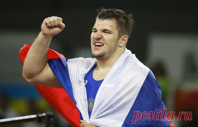 Сергей Семенов.  © AP Photo/Markus Schreiber. 
РИО-ДЕ-ЖАНЕЙРО, 16 августа. /ТАСС/. Российский борец греко-римского стиля Сергей Семенов завоевал бронзовую медаль Олимпийских игр 2016 года в весовой категории до 130 кг. В поединке за третье место 21-летний россиянин победил эстонца Хейки Наби со счетом 6:0. Подробнее на ТАСС: http://tass.ru/sport/3541017  |  ТАСС: Спорт - Борец греко-римского стиля Сергей Семенов завоевал бронзу ОИ