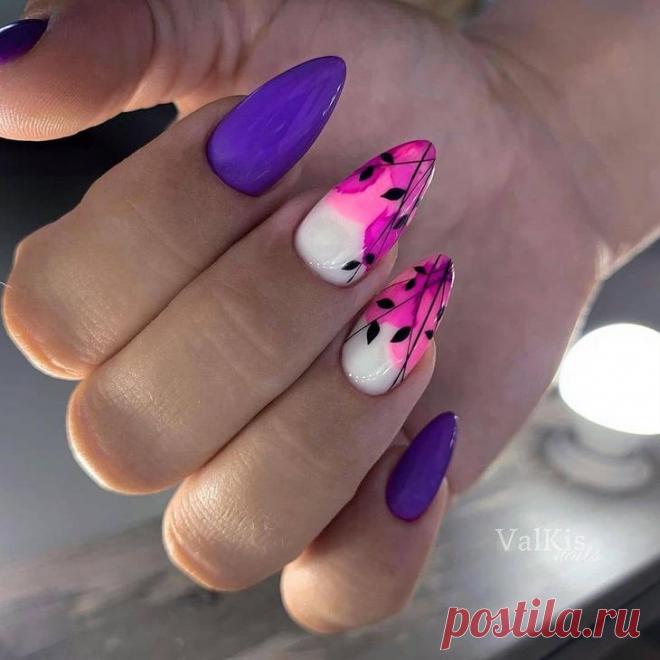 40 новых и стильных идей дизайна маникюра на июль 2020 В июле при выборе дизайна для маникюра сделайте ставку на яркие, сочные оттенки лака. Придумывайте вместе с мастером различные абстракции, рисунки и узоры и создавайте свой самый стильный маникюр этог...