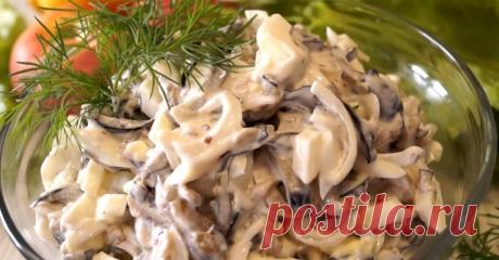 САЛАТ ИЗ БАКЛАЖАНОВ С ЯЙЦАМИ И ЛУКОМ ОЗАДАЧИТ ДАЖЕ ПРОЖЖЕННОГО ДЕГУСТАТОРА Удивительно, однако из самых привычных продуктов получается нежный и необычный салат.