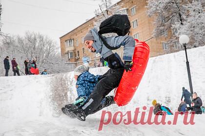 Врачи предупредили россиян о риске получения травм при катании на «ватрушке». Врач-ортопед, травматолог кандидат медицинских наук Сергей Дедов заявил о риске получения травм при неосторожном катании на тюбинге. По его словам, катание на «ватрушке» наиболее опасно, поскольку процесс трудно контролировать. Медик предупредил, что не стоит падать на вытянутые руки, так как это чревато переломами.