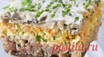 Очень вкусный салатик с селедкой  Очень вкусный салатик с селедкой 

Ингредиенты: 
филе сельди - 2 шт. 
грецкие орехи рубленые - 1/2 стакана 
шампиньоны - 300 г 
яйца вареные - 3 шт. 
лук репчатый - 2 головки 
морковь - 1 шт. 
растительное масло - 1 ст. ложка 
зелень укропа - 1 пучок 
зеленый лук - 1 пучок 
майонез - 200 г 

Приготовление: 
Филе сельди нарезать мелкими кубиками, смешать с орехами. 
Репчатый лук нашинковать полукольцами, морковь натереть на крупной терке. 
...