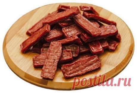 МЯСНЫЕ ЧИПСЫ 

Ингредиенты: 

-мясо (подходит свинина,говядина) 
-соль,перец 
-чеснок 4зубчика 
-соевый соус 2ст.л 
-кориандр 1ст л 
-3 ст ложки коричневого сахара (можно и без него,но он придает интересный привкус) 

Приступаем! 

Возьми кусок мяса (граммов 600) и положи в морозилку на 3-5 минут, чтобы легче было резать. Теперь нарежь его полосками размером в два сложенных пальца и толщиной в пару миллиметров. Слегка отбей их, чтобы стали еще тоньше. 

Смешай 3 ст. л. кор...