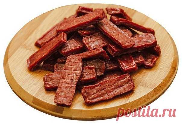 МЯСНЫЕ ЧИПСЫ 

Ингредиенты: 

-мясо (подходит свинина,говядина) 
-соль,перец 
-чеснок 4зубчика 
-соевый соус 2ст.л 
-кориандр 1ст л 
-3 ст ложки коричневого сахара (можно и без него,но он придает интересный привкус) 

Приступаем! 

Возьми кусок мяса (граммов 600) и положи в морозилку на 3-5 минут, чтобы легче было резать. Теперь нарежь его полосками размером в два сложенных пальца и толщиной в пару миллиметров. Слегка отбей их, чтобы стали еще тоньше. 

Смешай 3 ст. л. кор...