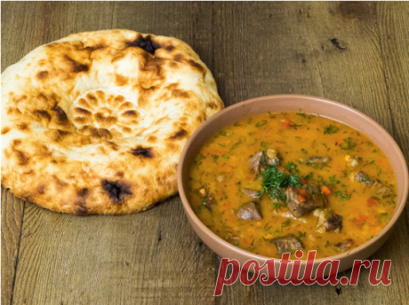 Манджя
Густой соус с перцем — самое известное блюдо кухни Гагаузии, одного из  регионов Молдавии. Подозреваем, что именно его готовила Домомучительница из книжки про Карлсона, а сам Карлсон предложил передать рецепт племени огнеедов. В общем, осторожнее, лучше готовить это блюдо, когда дети у бабушки или когда они уже достаточно подросли для перца.
Вам понадобится:
 говядина, нарезанная кубиками – 400 г
перечная паста (уваренный с сахаром и солью перечный соус) – 200 г
масло под