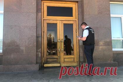 В российском городе подростки подожгли территорию у отдела МВД. В Орле следователи проводят проверку из-за поджога двух зданий УМВД. 30 августа в Железнодорожном неизвестные подожгли окна бывшего полицейского тира, который сейчас используется как склад. Затем в другой части города подростки вылили бензин на асфальт рядом с отделом по работе с личным составом УМВД по региону.