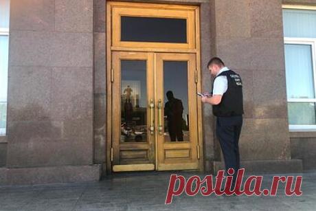 В российском городе подростки подожгли территорию у отдела МВД. В Орле следователи проводят проверку из-за поджога двух зданий УМВД. 30 августа в Железнодорожном неизвестные подожгли окна бывшего полицейского тира, который сейчас используется как склад. Затем в другой части города подростки вылили бензин на асфальт рядом с отделом по работе с личным составом УМВД по региону.