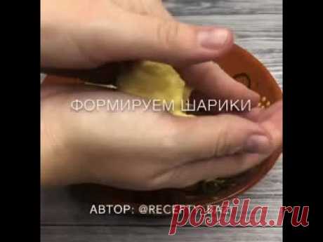 Очень нежные и вкусные «Сырные Бомбочки»

Ингредиенты:
Сыр - 350 гр
Яйца - 2 шт
Мука - 100-150 гр
Соль - пол ч л
Растительное масло для жарки .

Приготовление:
1)Смешиваем все ингредиенты. Кстати, можно в каждый шарик ещё дополнительно положить по кусочку сыра, чтобы сыр тянулся.
2)Формируем шарики. Чтобы к рукам тесто не липло, можно смочить руки водой
3)Жарим в большом количестве масла
4)По готовности выкладываем на бумажные полотенца для впитывания излишек масла