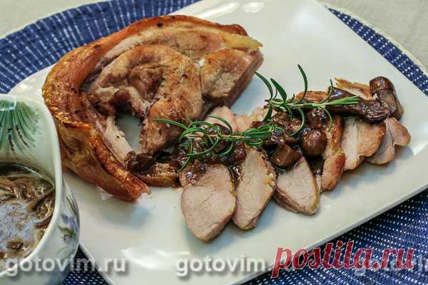 Свинина с грибным соусом с мадерой. Рецепт с фото Для грибного соуса с мадерой подходят любые грибы, но с лесными  - подосиновиками и белыми - соус получается по-настоящему вкусный. Свиной окорок не нуждается в какой-то дополнительно подготовке, его надо просто запечь. А уж потом, когда мясо будет готово, и к нему подадите в соуснике аппетитнейший грибной соус, вы поймете, что этот час на кухне вы провели не зря. Приятного аппетита!
