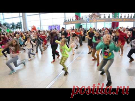 Новогодний флэшмоб в Аэропорту Домодедово | New Year flash mob at Domodedovo Airport