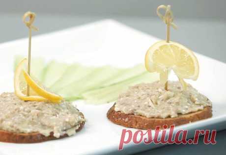 Елена Кравец ("Квартал-95") и форшмак. Готовит Уриэль Штерн Единственная актриса "Квартала-95" Елена Кравец рассуждает о еде и диете, шутках и оптимизме, и учится готовить форшмак. Кулинарная школа Уриэля Штерна