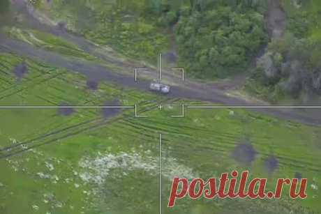 Появилось видео уничтожения бронемашины ВСУ на купянском направлении. Российский беспилотный летательный аппарат уничтожил боевую бронированную машину Вооруженных сил Украины на купянском направлении. В Минобороны России уточнили, что расчет БПЛА установил выдвижение боевой машины пехоты ВСУ и уничтожил ее точным попаданием барражирующего боеприпаса.