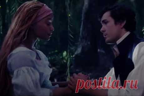 В новом тизере ремейка «Русалочки» появились принц Эрик и Урсула. Студия Disney опубликовала новый тизер ремейка анимационного фильма «Русалочка». В видеоролике помимо главной героини, роль которой исполнила актриса Холли Бейли, появились принц Эрик (его сыграл Джона Хауэр-Кинг), а также ведьма Урсула (Мелисса Маккарти). В широкий прокат картина выйдет 26 мая этого года.