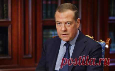 Медведев предложил Германии и Италии создать ордена Гитлера и Муссолини. В Германии можно создать орден Адольфа Гитлера, а в Италии — Бенито Муссолини.