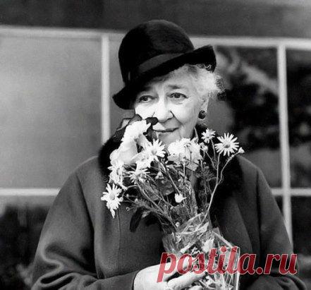 Женщины умирают позже мужчин, потому что вечно опаздывают.

Фаина Раневская