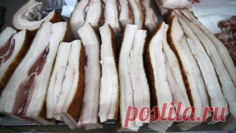 Диетолог назвала полезную для здоровья порцию сала Сало очень полезно для здоровья при умеренном потреблении, рассказала «Известиям» член Российского национального общества диетологов Людмила Денисенко.«Слухи о вреде сала, например, о расцветающем при его употреблении целлюлите — существенно преувеличены. Откладывается на бедрах не сало, а любая съеденная в избытке еда», — заключила врач. При лишнем весе следует строго контролировать потребление сала — не более 30 г два-три раза в неделю.