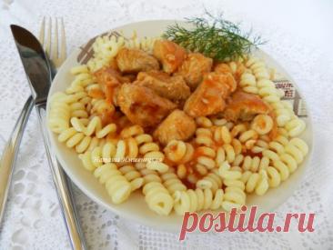 Гуляш из свинины с подливкой из томатной пасты Гуляш из свинины, приготовленный с подливкой из томатной пасты, - это традиционное венгерское блюдо. Мясо получается мягким, сочным, аппетитным.