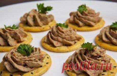 Паштет из куриной печени. 

Эта нежнейшая закуска гораздо вкуснее, чем любой покупной паштет. 

Вам потребуется: 

800 г свежей куриной печени 
2 головки репчатого лука 
1 морковь 
180 г сливочного масла 
1-2 столовые ложки коньяка или бренди (по желанию) 
молотый черный перец 
Молотый мускатный орех 
соль по вкусу 
свежий хлеб или крекеры для сервировки 

Как готовить: 

1. Промойте и очистите от лишних пленок куриную печень. Оставьте сливочное масло нагреваться до комнат...