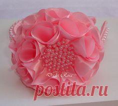 Tiara rosa com perolas rosa,flor cetim super confortável, , pode ser feita em outras cores também.