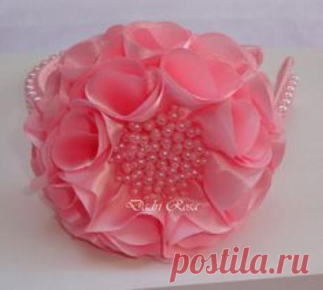 Tiara rosa com perolas rosa,flor cetim super confortável, , pode ser feita em outras cores também.