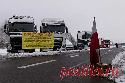 В Польше заявили о давлении со стороны Украины после шоу с техникой. Польский политик Рафал Меклер, связанный с движением перевозчиков, заявил, что Украина пытается оказывать давление на Польшу, свозя к польско-украинской границе сгоревшую сельхозтехнику. Меклер также указал, что положение польских фермеров заметно ухудшилось «по вине украинцев».