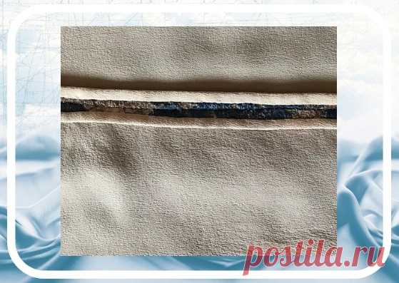 Обработка припусков подкладкой

С помощью листа бумаги можно обработать припуски подкладкой, избегая деформации окантовки, точно выполнив обработку кружевных припусков и при этом не зацепив шёлковую подкладку изделия.

Чтобы обработать припуски кружева припусками шёлковой подкладки, необходимо выкроить детали подкладки с большими припусками. В настоящем мастер-классе детали кружевного платья по боковым и плечевым швам выкроены с припусками 1 см, а детали подкладки с припус...