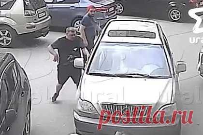 Вооруженный пистолетом россиянин устроил сцену из боевика и попал на видео