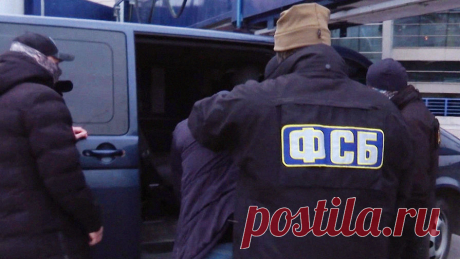 Задержанные ФСБ с 673 кг кокаина попали на видео. Федеральная служба безопасности России показала оперативное видео с мужчинами, которые были задержаны за провоз латиноамериканского кокаина из Москвы. Ролик распространил Telegram-канал Baza. На кадрах видны подозреваемые на фоне машины, ...