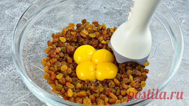 Взбейте изюм с яйцом и вы будете в восторге от результата. Узнала про эту выпечку недавно и была удивлена  что ничего не надо выпекать. Теперь часто пеку именно эту выпечку благодаря простоте приготовления и бесподобному вкусу. Готовится просто, быстро и из самых доступных продуктов. Начинку можно использовать любую: варенье, ягоды, сухофрукты, шоколад, сливки. Но самый беспроигрышный вариант — творог.