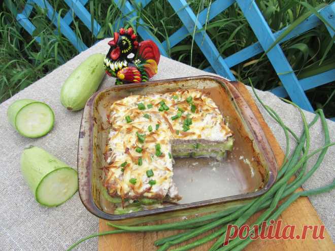 Запеканка с кабачками и мясом.
Casserole with zucchini and meat.
Casserole avec des courgettes et de la viande.