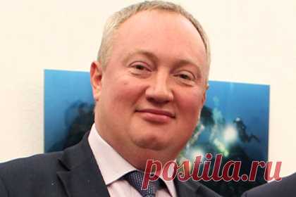 ФСБ задержала замглавы администрации Зеленоградска. В Калининградской области сотрудники правоохранительных органов задержали заместителя главы администрации Зеленоградского городского округа Руслана Андронова. Чиновник был задержан в рабочем кабинете после обыска сотрудниками ФСБ. Его подозревают в совершении экономического преступления. Речь может идти о махинациях.