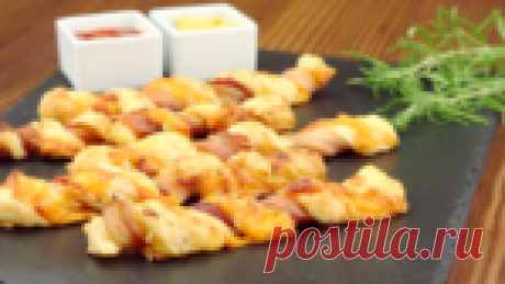 Слоеные палочки с сыром и беконом