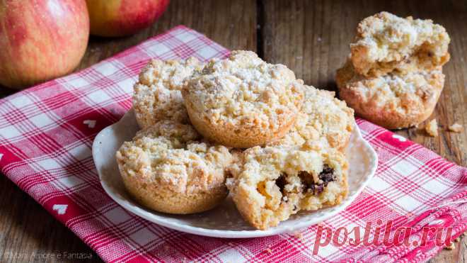 MINI SBRICIOLATE ALLE MELE, le crostatine facilissime senza mattarello! Le mini sbriciolate alle mele sono delle piccole crostate o tortine di pasta frolla facili e veloci che si preparano senza mattarello!