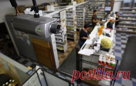 Продукты под замком: Запад борется с волной краж в магазинах. США и Великобританию захлестнула волна шоплифтинга. Ретейлеры регулярно жалуются на рост числа краж в магазинах и сами начинают финансировать проекты, в рамках которых полиция должна отслеживать грабителей. Что привело к росту числа таких преступлений и как страны пытаются справиться с этим — в материале ТАСС