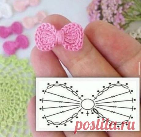 Маленький милый бантик для аппликаций. Крючок.
Если вы сохранили пост в закладки, поставьте "+" или смайлик в комментариях, чтобы мы знали, что вам интересна такая тема.