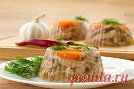 Холодец из курицы.
Обычно холодец варят из свинины, но можно приготовить менее жирное блюдо, например, из курицы. Рецепт в комментарии.