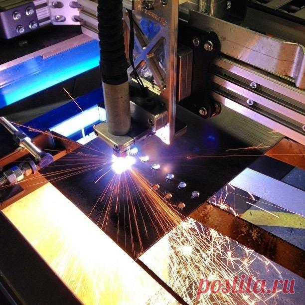 Сборка плазменного резака по металлу с ЧПУ. Своими руками Что такое система плазменной резки с ЧПУ? Это машины с компьютерным управлением, которые могут разрезать любой электропроводящий материал (сталь / нержавеющая сталь / алюминий / медь). Машина берет 2D-сгенерированный компьютером эскиз и переводит его в компьютерную систему числового управления