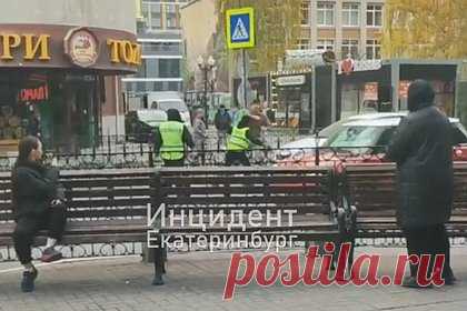 В российском городе водитель проехал по ноге парковщика и устроил с ним драку. В Екатеринбурге водитель легкового автомобиля проехал по ноге парковщика, а потом начал с ним драку. Это случилось около торгового центра (ТЦ) «Гринвич». Сначала мужчина остановился в неположенном месте и не реагировал на замечания, а потом он наехал на ногу сотруднику ТЦ. При этом никто из них не обращался в полицию