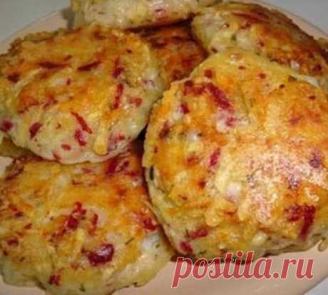 МУЖ ЗАЦЕЛУЕТ ВАС ЗА ЭТУ ВКУСНЯТИНУ !!!
➖➖➖➖➖➖➖➖➖➖➖➖➖➖➖➖➖➖➖➖➖
Драники с ветчиной, сыром и зеленью
Ингредиенты:
-картофель - 6 шт.
-луковица - 1 шт.
-ветчина / любые колбасные изделия - 200 гр.
-сыр твёрдый - 200 гр.
-яйца - 2 шт.
-укроп
-мука - 4 ст.л.
-соль
-перец
-масло растительное
Приготовление:
1. Лук, ветчину, картофель и сыр натереть на крупной тёрке.
2. Добавить яйца, муку, измельчённый укроп. Посолить. Поперчить. Хорошо перемешать.
3. Выложить массу на сковороду с ...