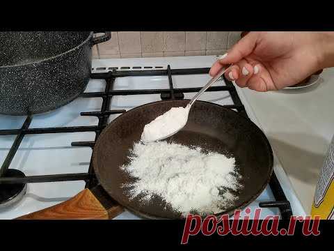ОБЖАРЬТЕ ОДНУ ЛОЖКУ МУКИ. Съедается МГНОВЕННО ! - YouTube РЕЦЕПТ. 
Печень куриная - 1кг.
Лук репчатый - 3 шт. 
Томатная паста - 2 ст. л. 
Сметана - 300 гр. Добавляйте по - вкусу. 
Мука - 1 ст. л. 
Масло растительное - 80 мл. 
Соль - по- вкусу. 
Черный перец по - вкусу. 
Вода - 700 мл.