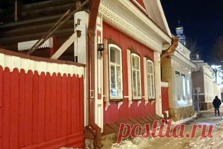 В российском городе начали сносить отреставрированную жителями усадьбу XIX века. В Екатеринбурге начали разбирать старинный дом, который несколько лет назад был отреставрирован неравнодушными жителями. Речь идет об усадьбе псаломщика Топоркова, расположенной на улице Чернышевского. Рабочих и технику возле исторического здания заметили вечером во вторник, 23 января.