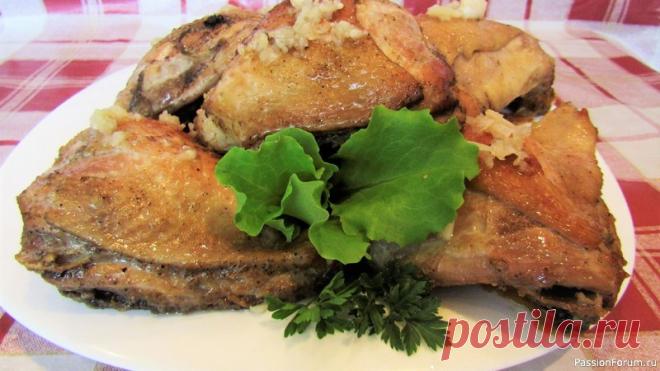 Куриные бёдра с чесноком на сковороде Простое, но очень вкусное блюдо из курицы – куриные бедра с чесноком на сковороде. Отличная идея как для обычного ужина, так и для праздника.Ингредиенты:куриные бедра – 6 шт.;соль – 1,5 ч.л.;перец черный молотый – 1 ч.л.;чеснок – 6 зуб.;растительное масло – 4 ст.л.Приготовление:Куриные...