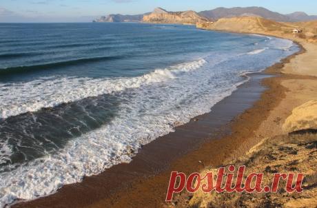 Капсельская бухта среди зимы. Дикий пляж в народе называют "Ракетчики" - здесь рядом старый военный городок в долине.
Окраина города #Судак январь 2020