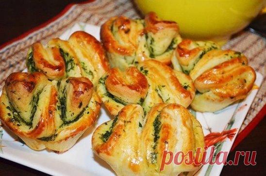 Ароматная вкуснятина с чесноком и зеленью за 25 минут: обожаю такие рецепты!
«Хлеб — всему голова», — гласит известная пословица. Спорить не будем, но гораздо ведь интереснее подать к первому блюду вместо простых ломтиков хлебаароматные домашние пышки! 
Булочки с чесноком и зеленью по этому рецепту получаются необычайно мягкими, вкусными и душистыми, а их оригинальная форма приятно удивит близких. 
 
Рецепт быстрых булочек 
ИНГРЕДИЕНТЫ 
400 г муки 
1 ч. л. сухих дрожжей 
1 ч. л. сахара 
2–3 зубч