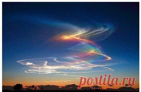 Перед вами весьма редкое и удивительное по красоте атмосферное явление, называемое "Огненная радуга".