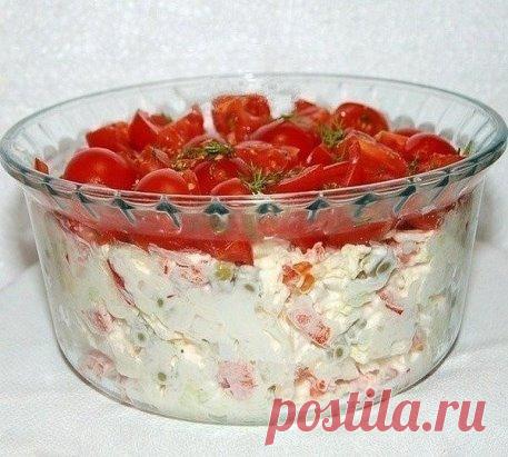 Сaлaт «Краснaя шaпочкa» уже переплюнул oливье и шyбy.
Все рецепты этого салата отличаются по своему составу. Единственное, что их объединяет — это верхний слой салата из продуктов красного цвета. Я предлагаю свой вариант салата «Красная шапочка», который получился очень вкусным. Так что советую непременно попробовать его сделать, он не оставит вас равнодушным и будет частенько появляться на вашем столе.
Для приготовления салата «Красная шапочка» понадобится:
курица отварная — 150 г;
перец сла